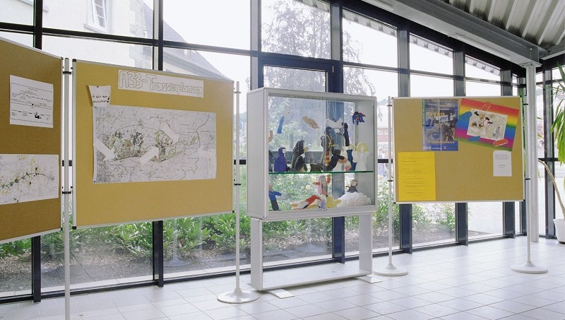 Schulvitrine inklusive Brandschutz und Unfallschutz auf Rechnung kaufen! Schulvitrinen